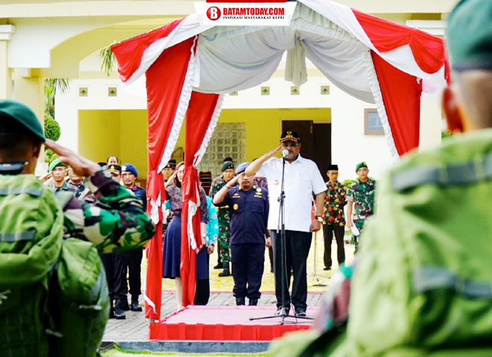Bupati Kabupaten Karimun Aunur Rafiq saat menjadi pemimpin upacara